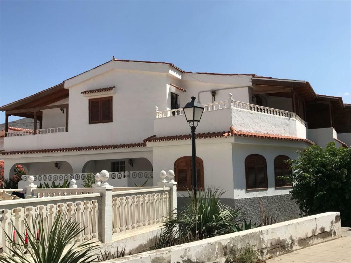 La Palmera1 Casa Al Primer Piso Con 2 Dormitorios - Two Bedroom House On The First Floor --- La Palmera 2 Casa En Planta Baja Con 1 Dormitorio, One Bedroom House On The Ground Floor 아게이크 외부 사진